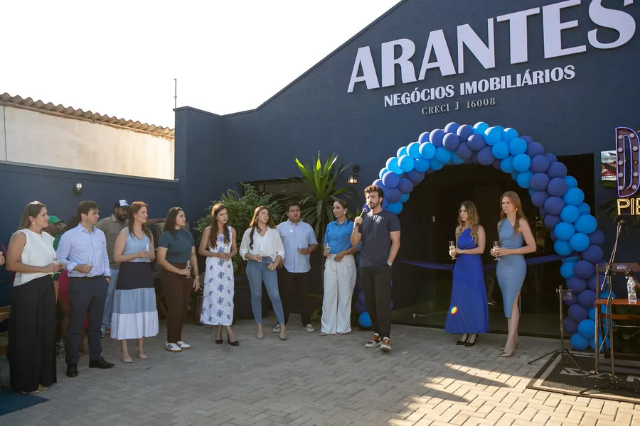 Equipe reunida em frente à sede da Arantes