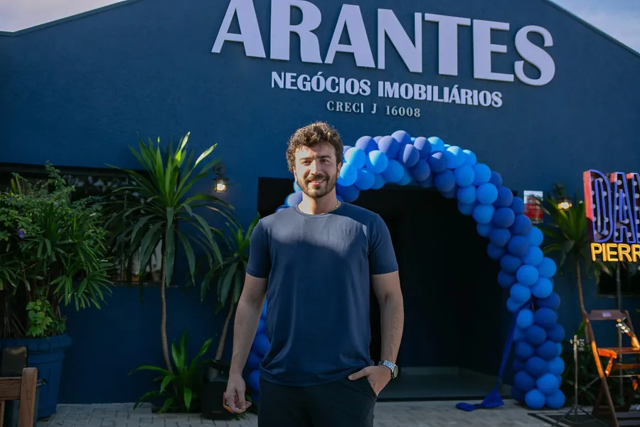 Integrante do time da Arantes em frente à sede