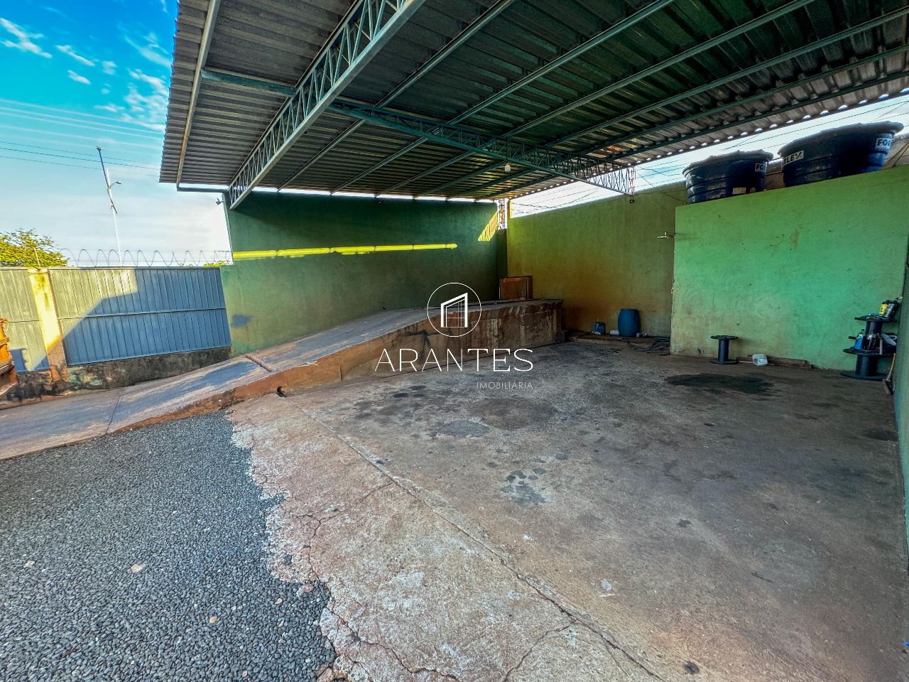 Foto de Galpão com amplo terreno a venda na Av FILINTO MULLER em Jardim Novo Aeroporto, Três Lagoas