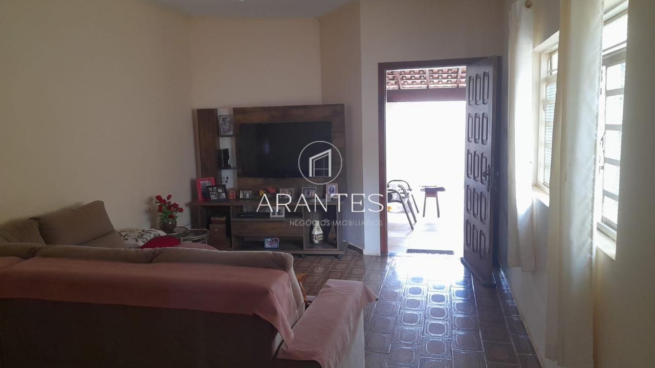 Foto de Casa – 1 suíte + 2 quartos – Bairro São Carlos – Varanda e 2 salas em Sao carlos, Três Lagoas