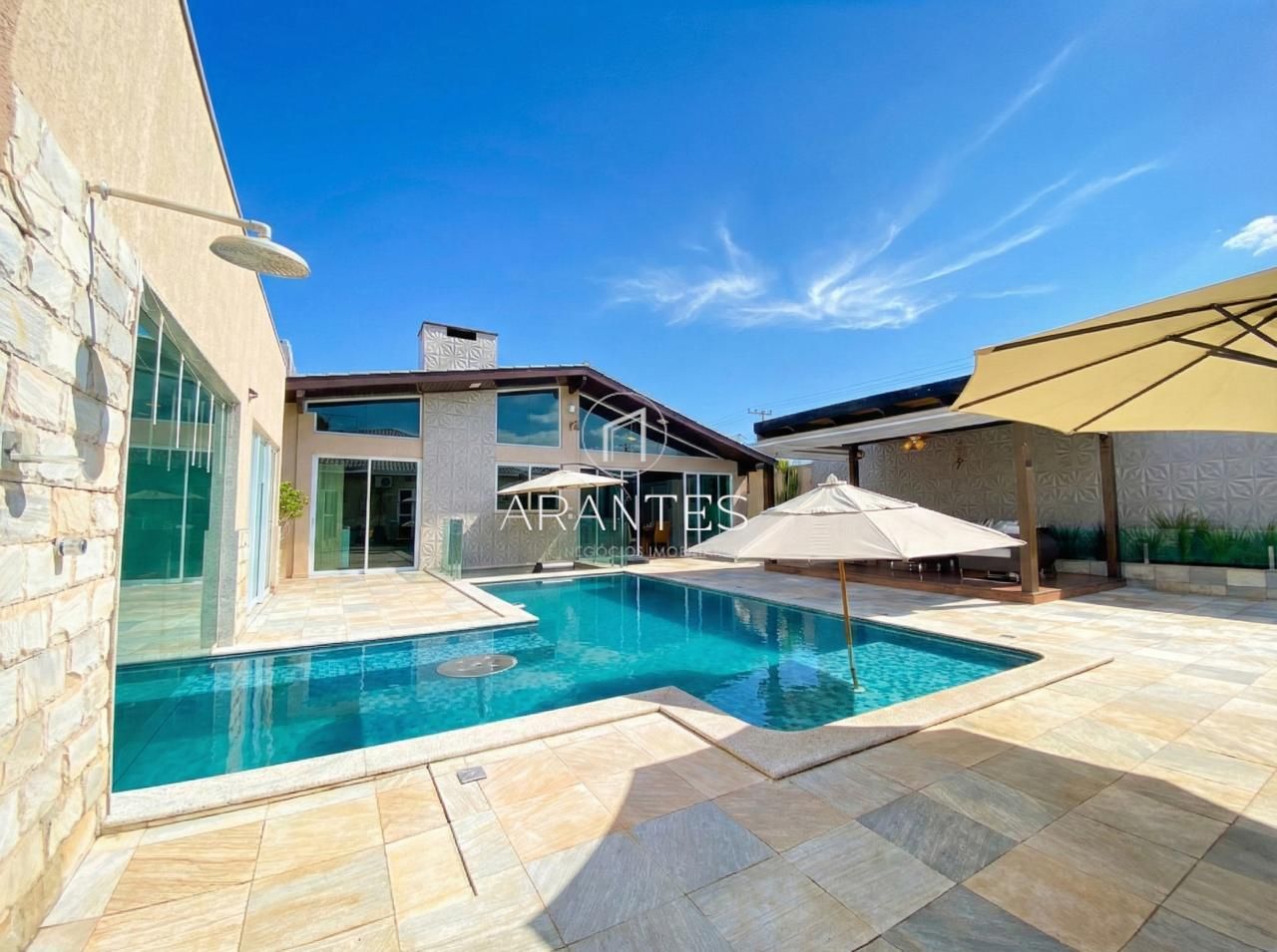 Foto de Casa 350 m², 3 qts (1 ste), 3 vg – Próx. Centro – Área Gourmet com Som JBL + Energia Fotovoltaica em SANTOS DUMONT, Três Lagoas