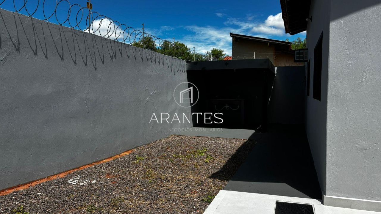 Foto de Casa de esquina, 3 quartos (1 suíte), 4 vagas – Santos Dumont – Área gourmet com piscina em Santos Dumont, Três Lagoas