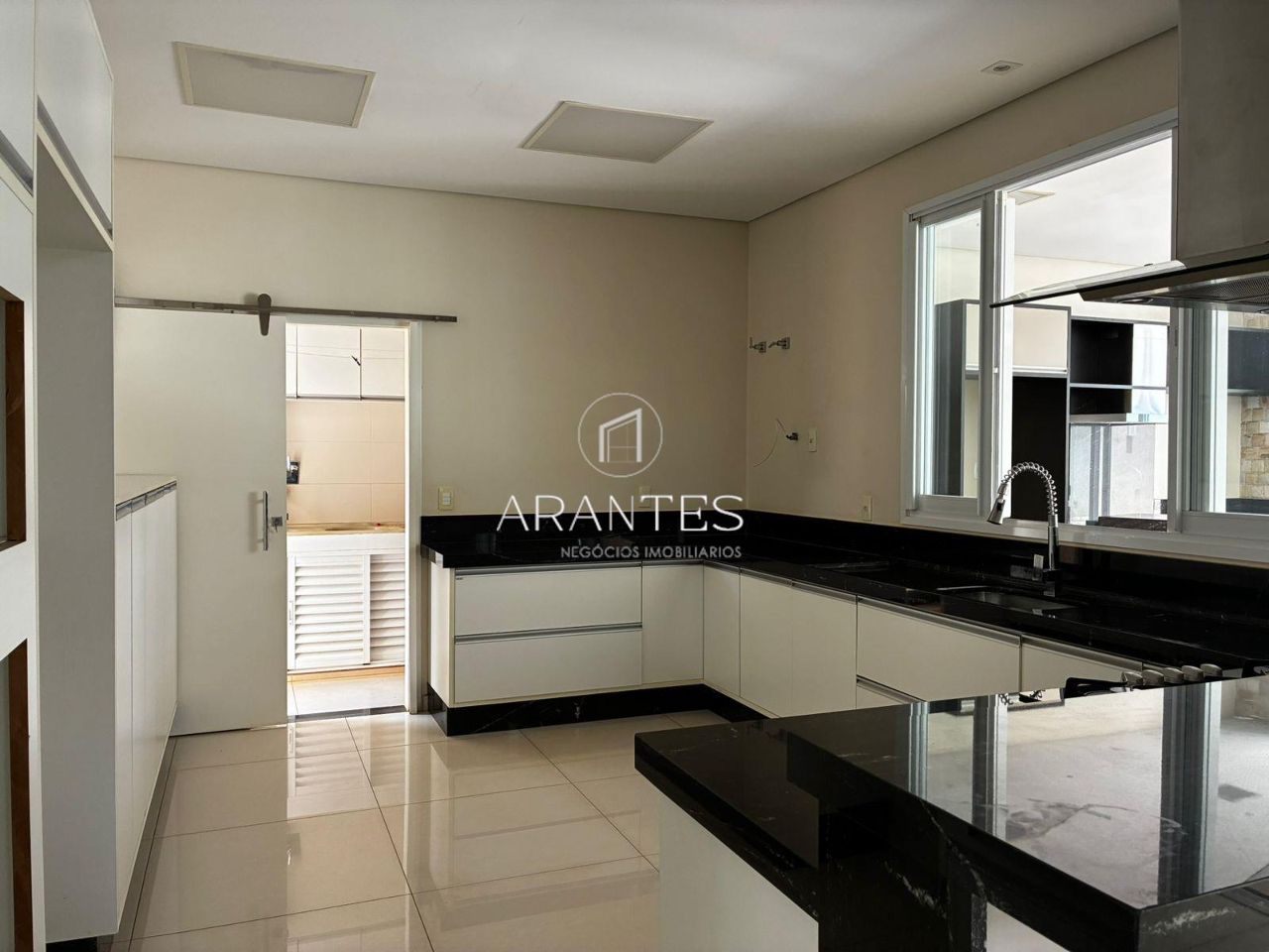 Foto de Casa 3 suítes (1 master com closet) – Stos Dumont – Gourmet climatizada com piscina e sauna em Santos Dumont, Três Lagoas