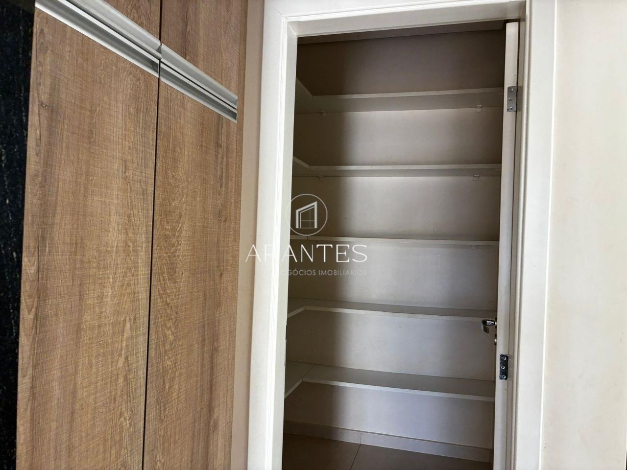 Foto de Casa 3 suítes (1 master com closet) – Stos Dumont – Gourmet climatizada com piscina e sauna em Santos Dumont, Três Lagoas