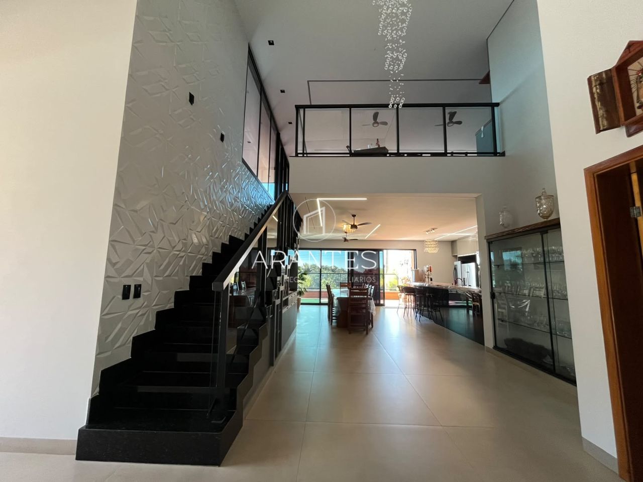 Foto de CASA LUXUOSA À VENDA DE PORTEIRA FECHADA EM CONDOMÍNIO em VILLAGE DO LAGO, Três Lagoas