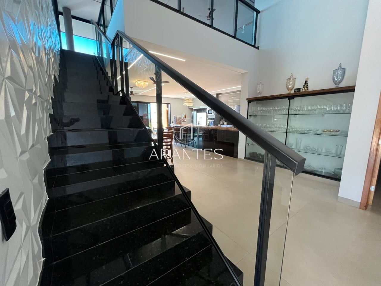 Foto de CASA LUXUOSA À VENDA DE PORTEIRA FECHADA EM CONDOMÍNIO em VILLAGE DO LAGO, Três Lagoas