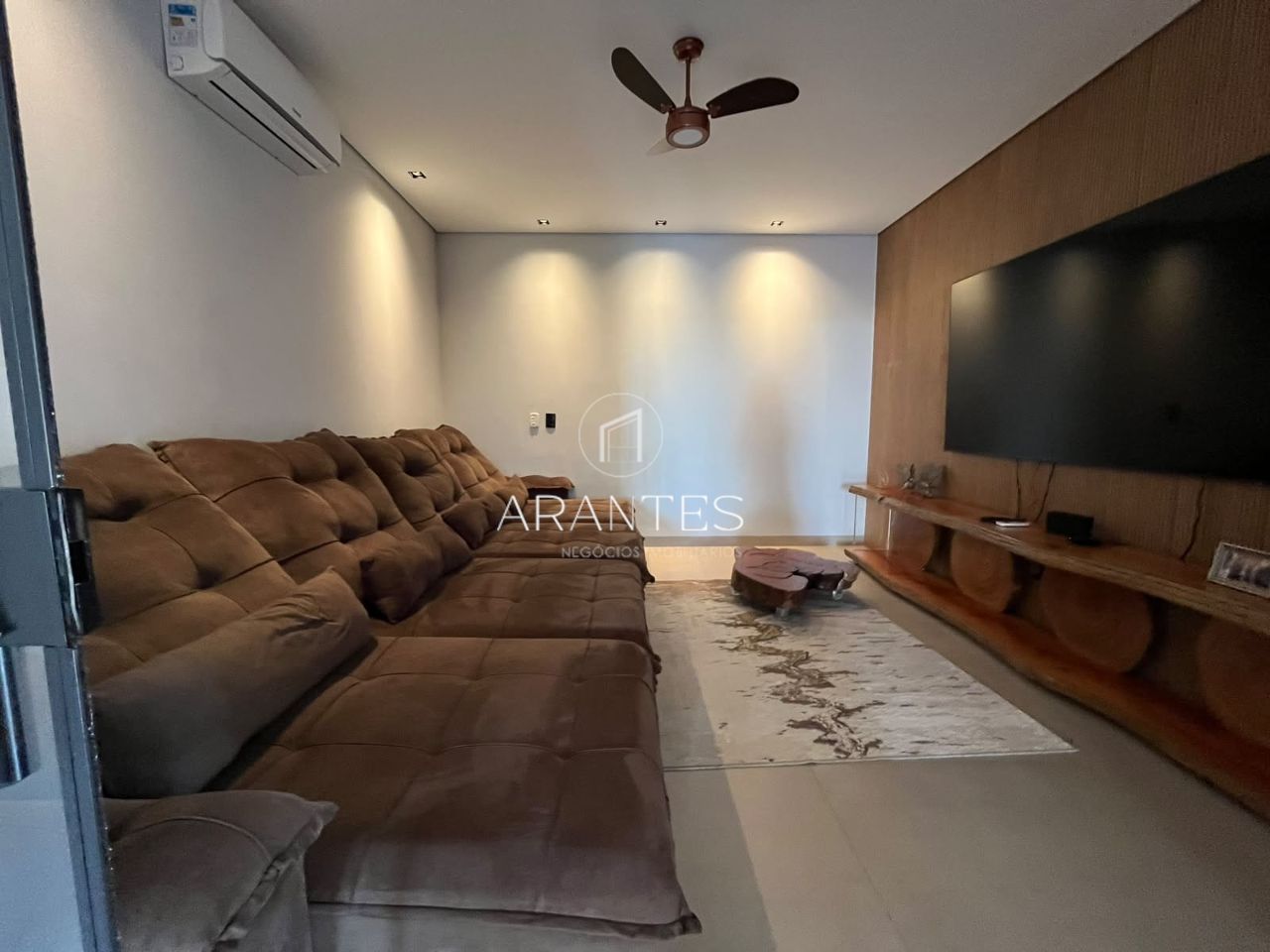 Foto de CASA LUXUOSA À VENDA DE PORTEIRA FECHADA EM CONDOMÍNIO em VILLAGE DO LAGO, Três Lagoas