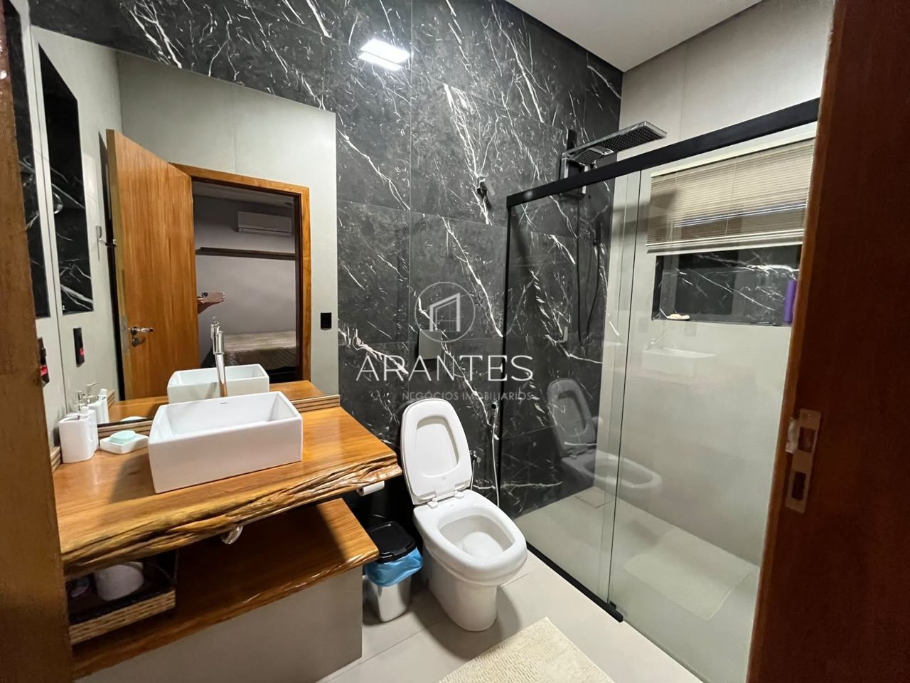 Foto de CASA LUXUOSA À VENDA DE PORTEIRA FECHADA EM CONDOMÍNIO em VILLAGE DO LAGO, Três Lagoas