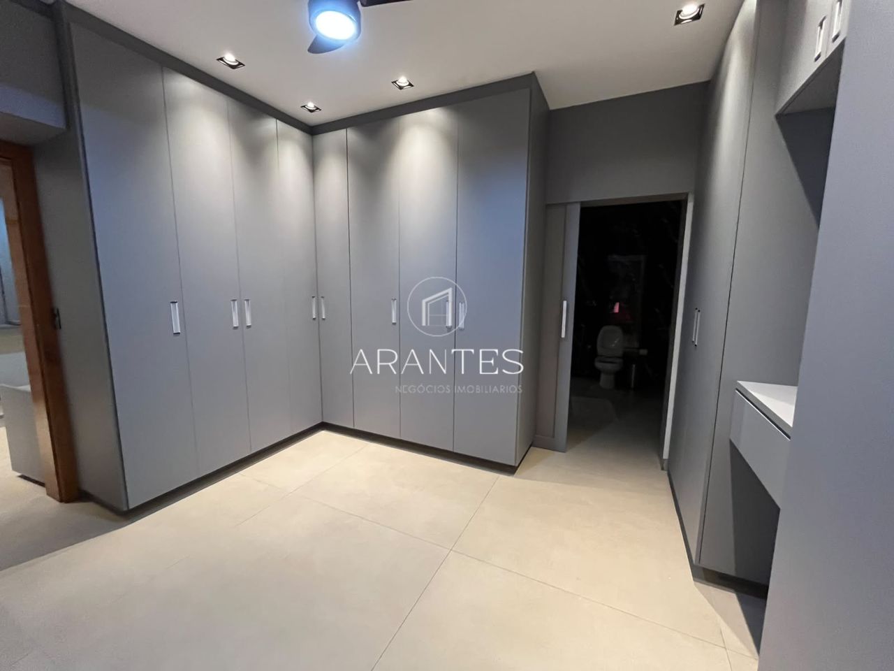 Foto de CASA LUXUOSA À VENDA DE PORTEIRA FECHADA EM CONDOMÍNIO em VILLAGE DO LAGO, Três Lagoas