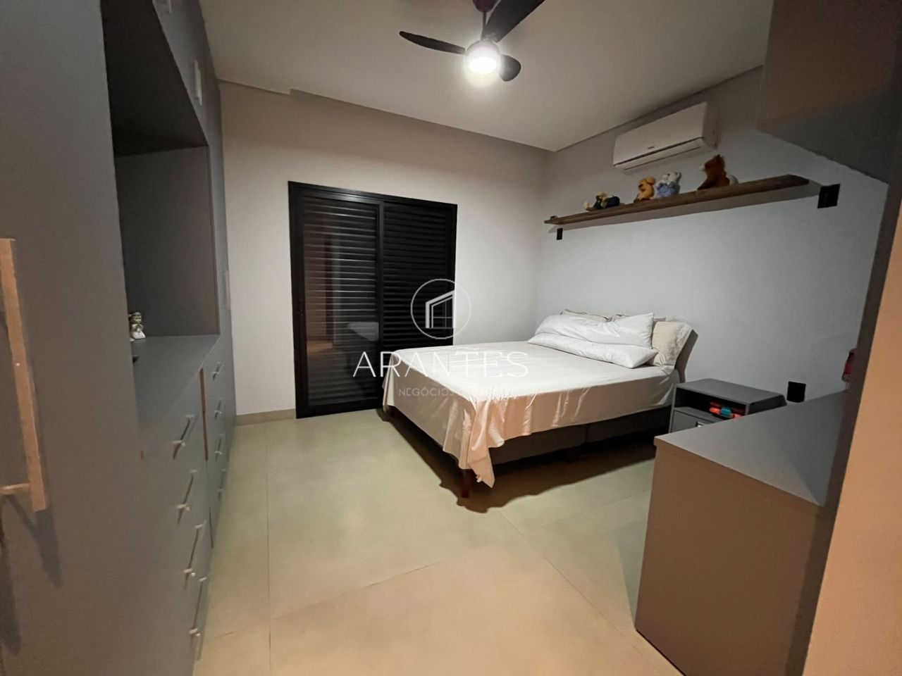 Foto de CASA LUXUOSA À VENDA DE PORTEIRA FECHADA EM CONDOMÍNIO em VILLAGE DO LAGO, Três Lagoas
