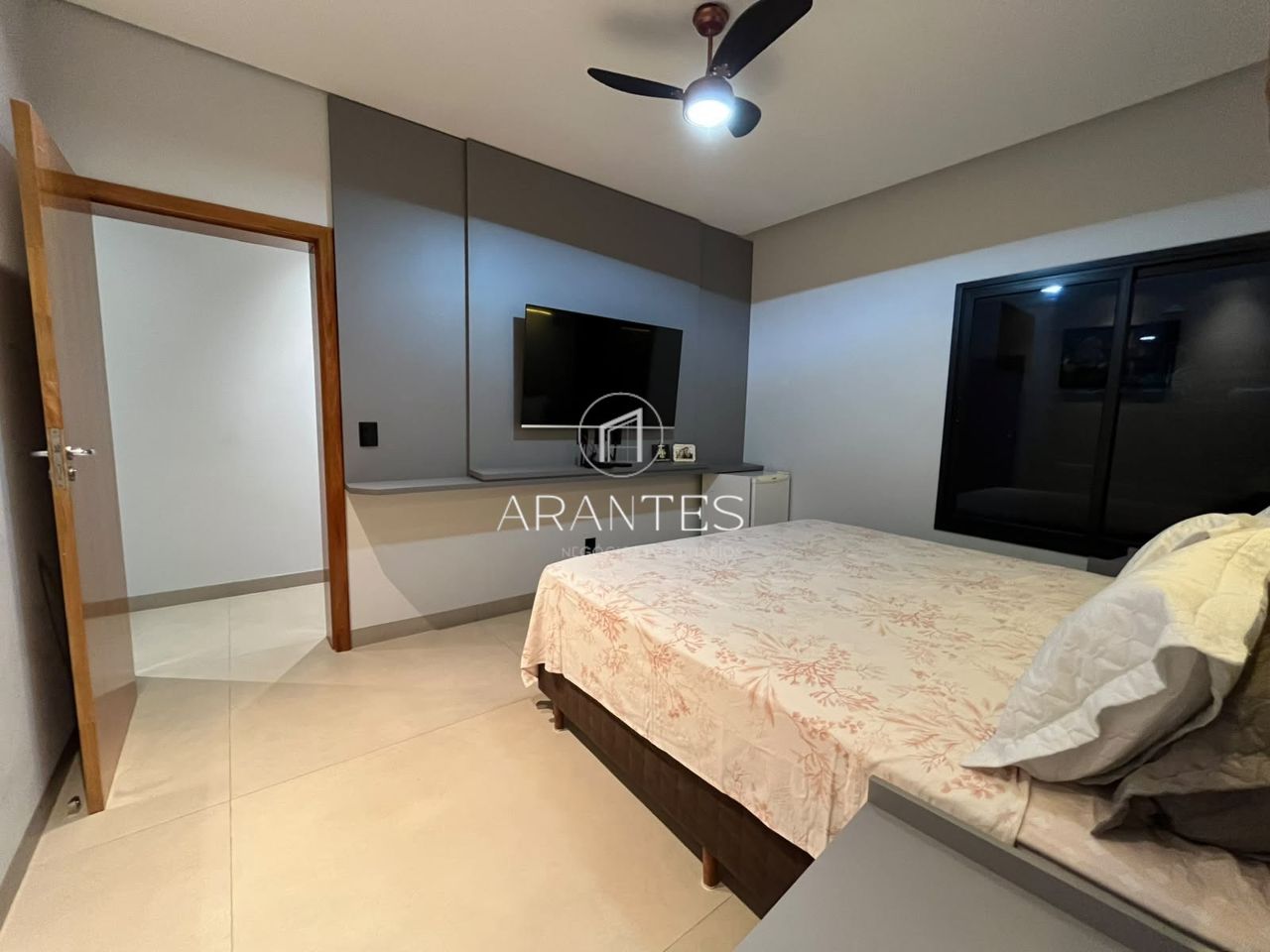 Foto de CASA LUXUOSA À VENDA DE PORTEIRA FECHADA EM CONDOMÍNIO em VILLAGE DO LAGO, Três Lagoas