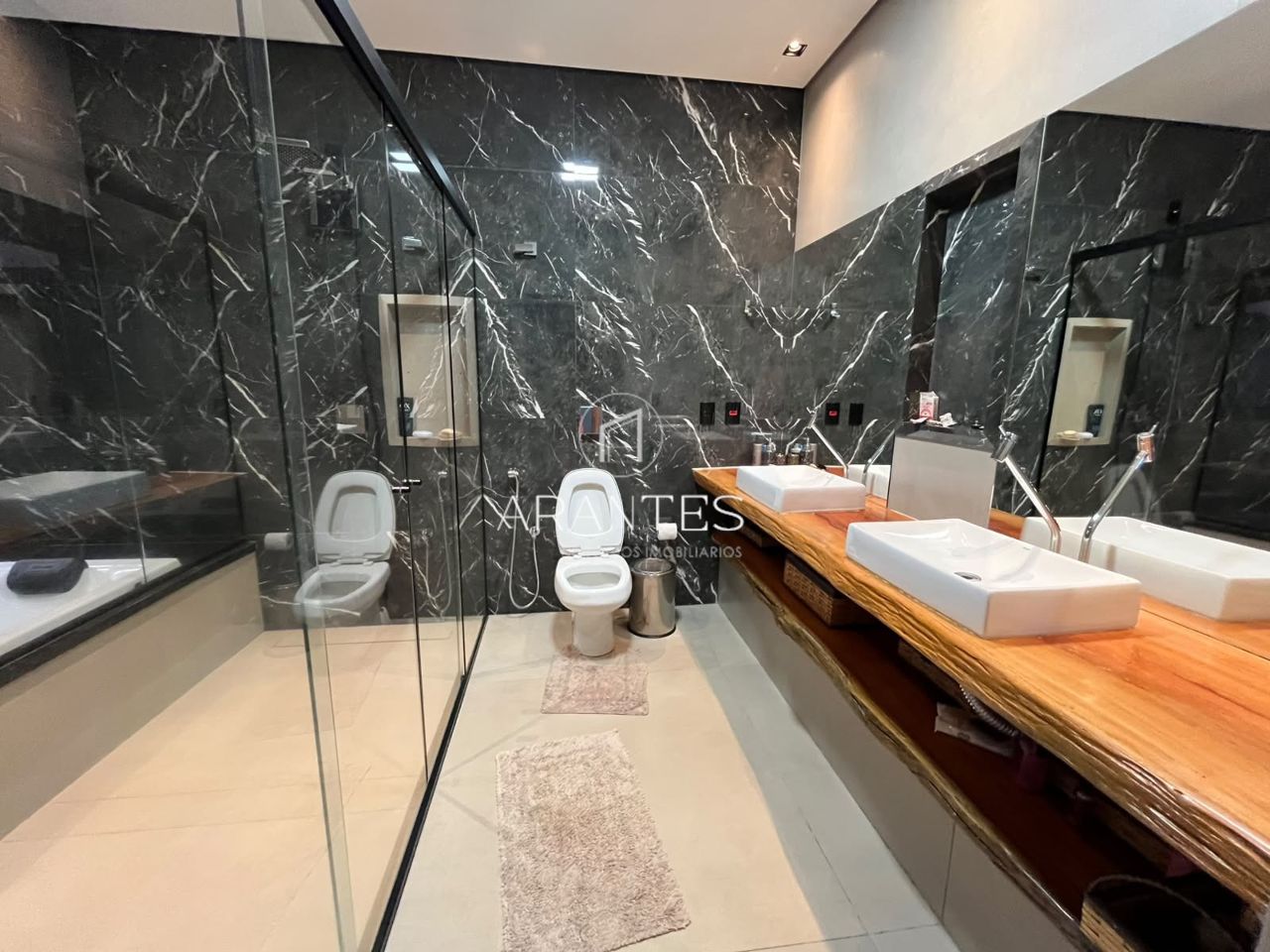 Foto de CASA LUXUOSA À VENDA DE PORTEIRA FECHADA EM CONDOMÍNIO em VILLAGE DO LAGO, Três Lagoas