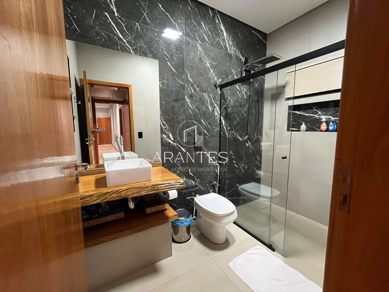 Foto de CASA LUXUOSA À VENDA DE PORTEIRA FECHADA EM CONDOMÍNIO em VILLAGE DO LAGO, Três Lagoas