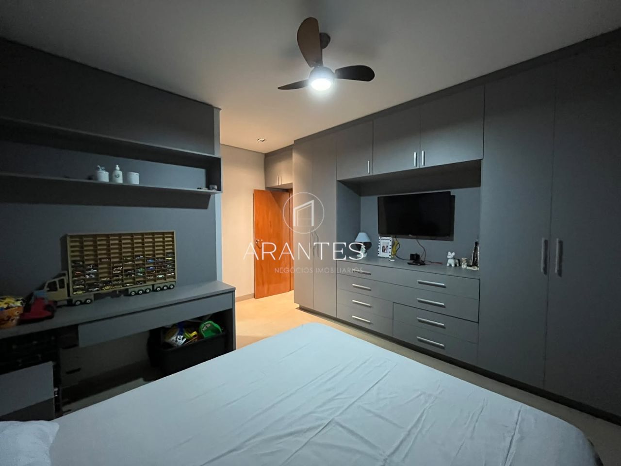 Foto de CASA LUXUOSA À VENDA DE PORTEIRA FECHADA EM CONDOMÍNIO em VILLAGE DO LAGO, Três Lagoas