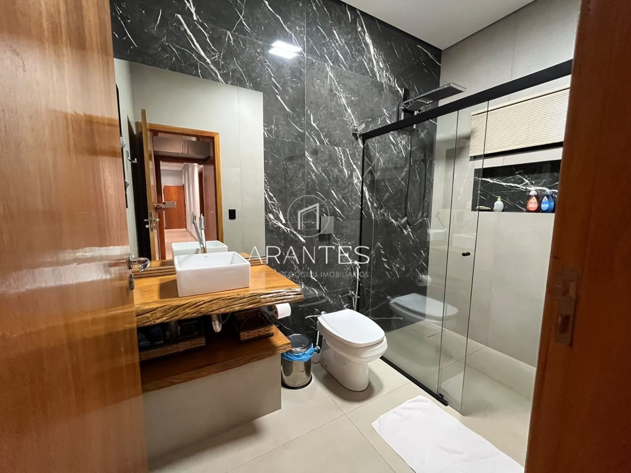 Foto de CASA LUXUOSA À VENDA DE PORTEIRA FECHADA EM CONDOMÍNIO em VILLAGE DO LAGO, Três Lagoas