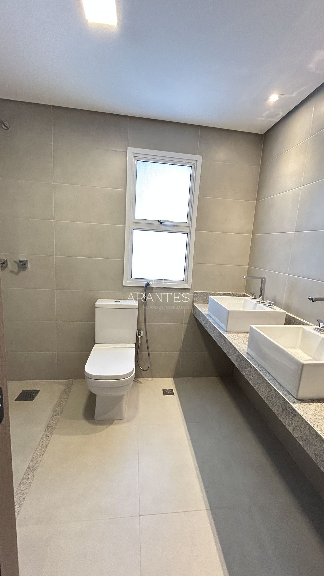 Foto de Apartamento mobiliado em andar privilegiado, com 3 suítes espaçosas, ambientes planejados . em Interlagos, Três Lagoas