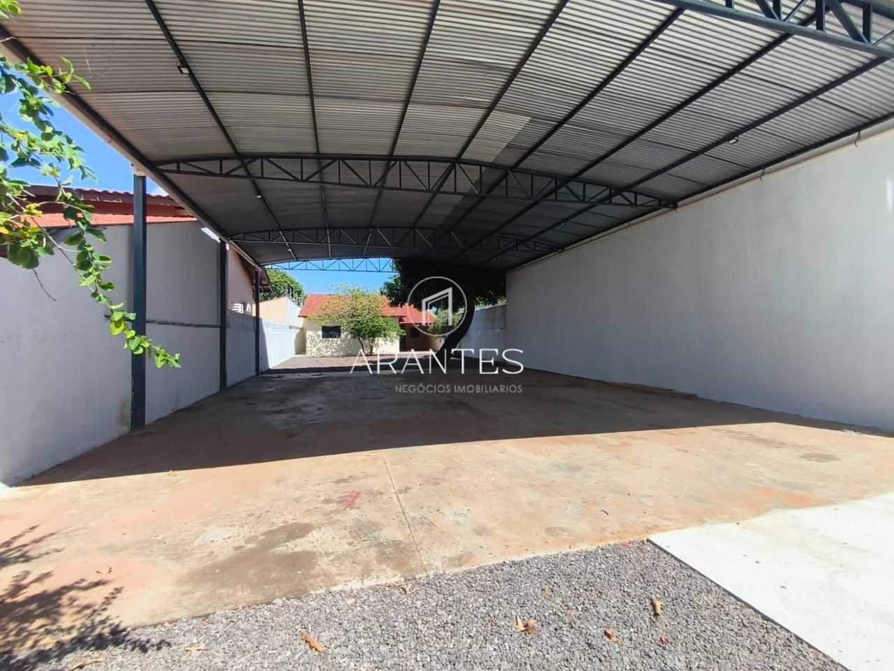 Foto de Galpão comercial, com casa de 3 quartos aos fundos em Lapa, Três Lagoas