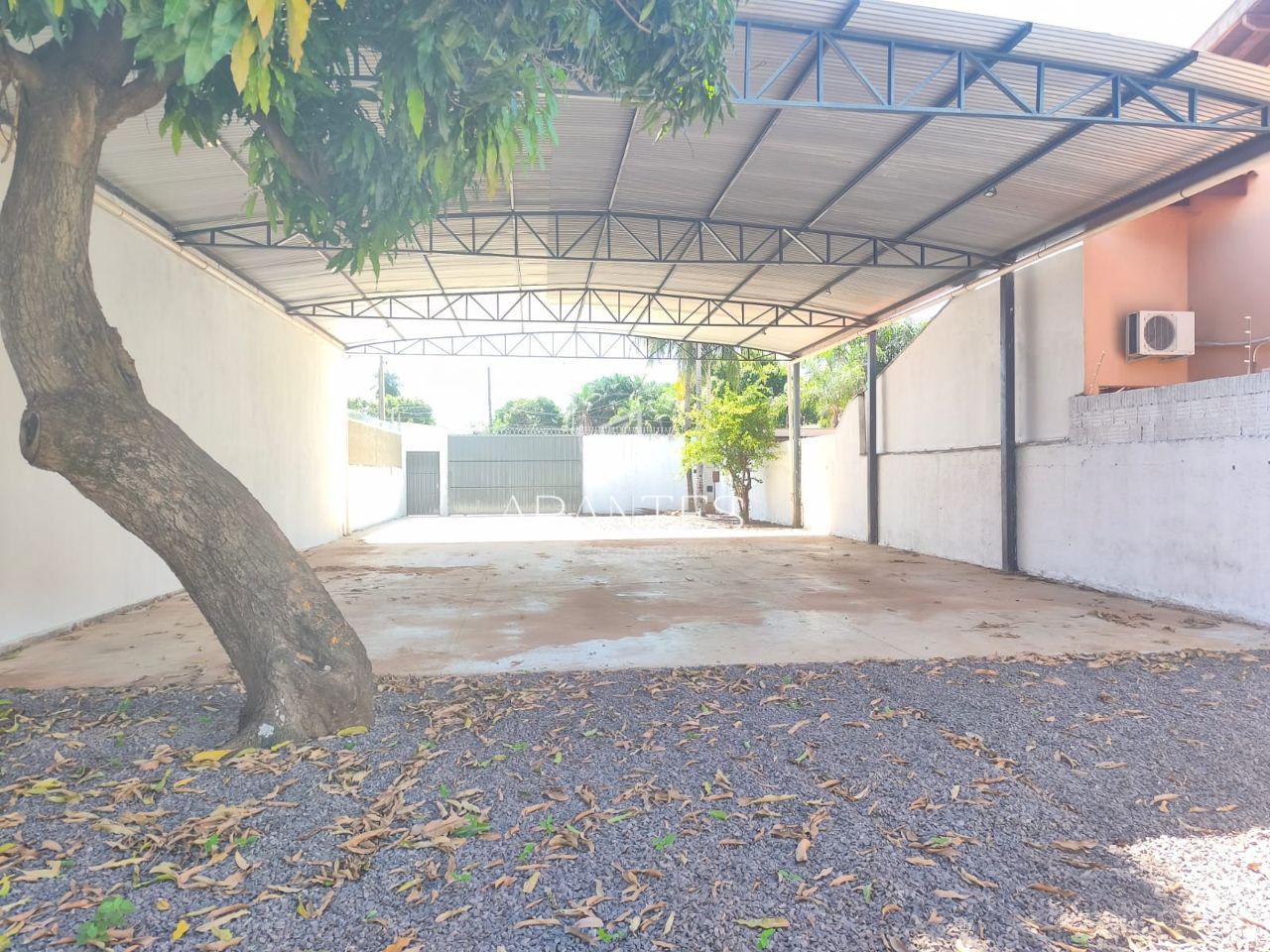 Foto de Galpão comercial, com casa de 3 quartos aos fundos em Lapa, Três Lagoas