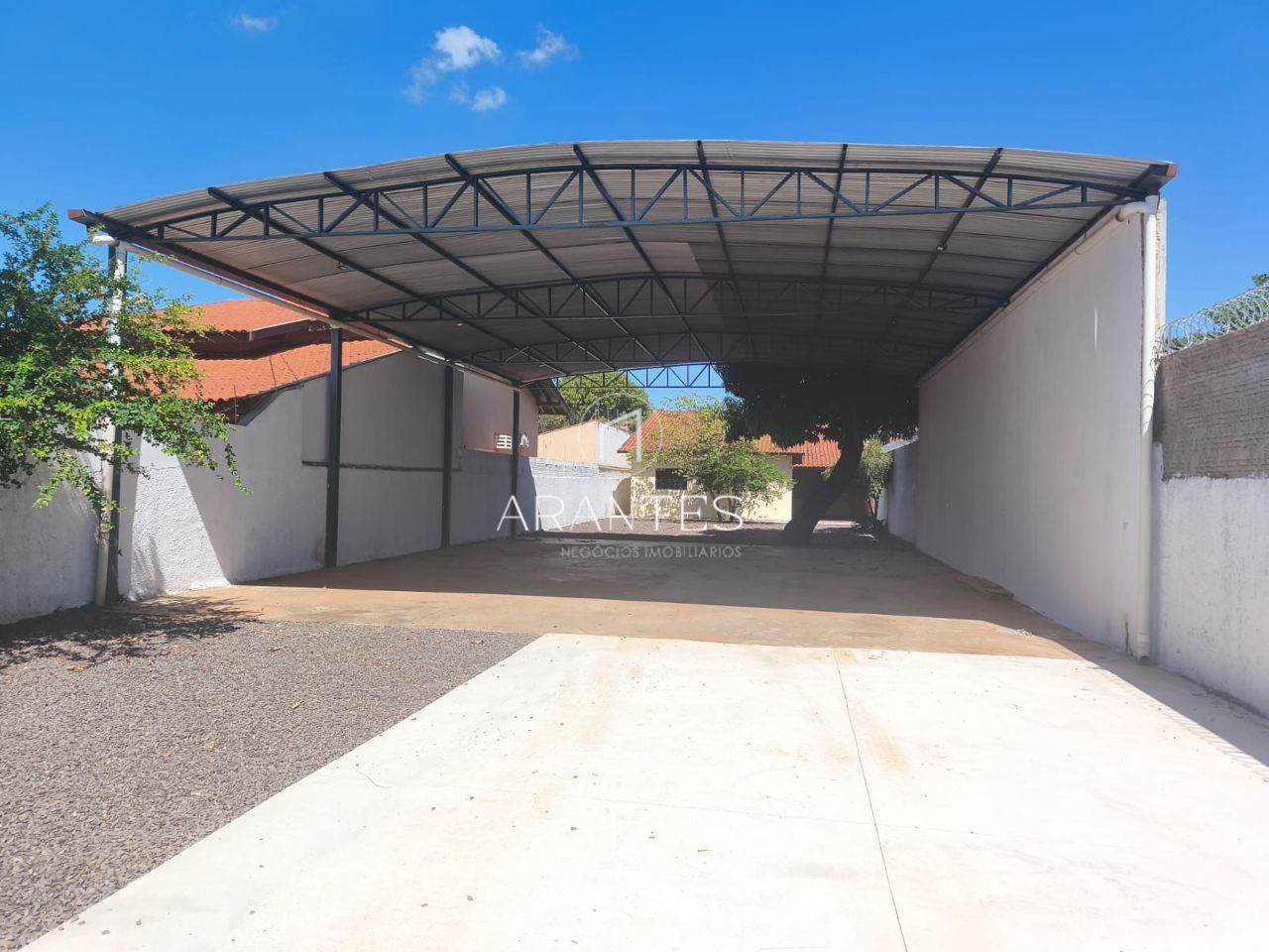 Foto de Galpão comercial, com casa de 3 quartos aos fundos em Lapa, Três Lagoas