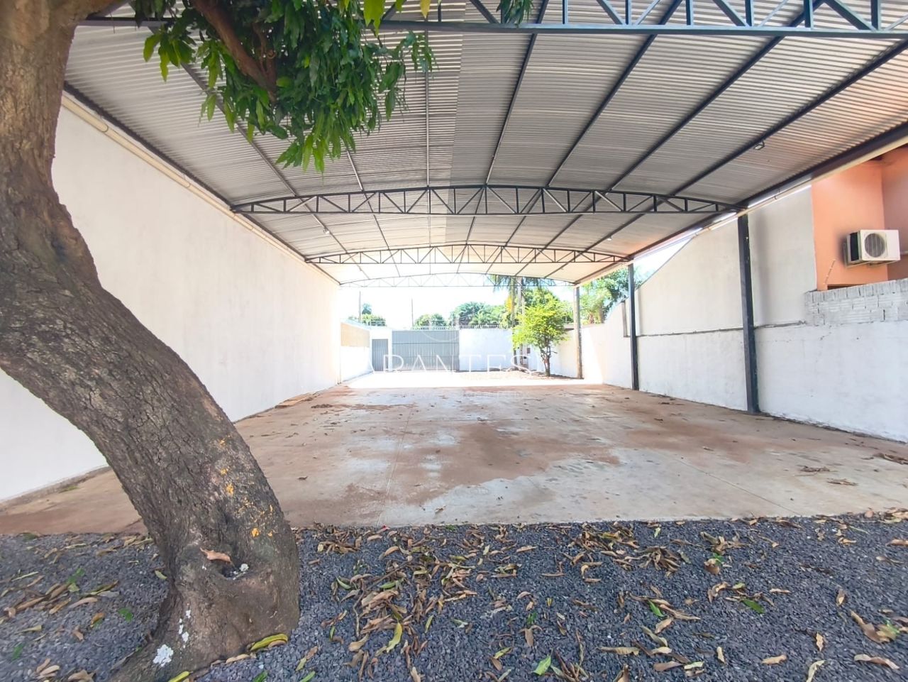 Foto de Galpão comercial, com casa de 3 quartos aos fundos em Lapa, Três Lagoas
