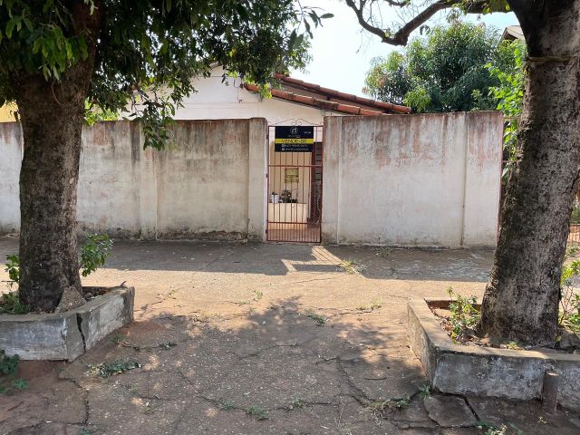 Terreno com Construção Antiga à Venda – Região Central
