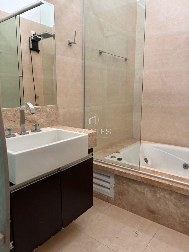 Casa à venda – Bairro Ipê | 4 quartos (1 suíte com banheira) | Piscina | Quintal gramado
