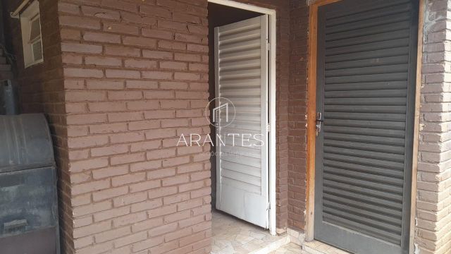 Casa – 1 suíte + 2 quartos – Bairro São Carlos – Varanda e 2 salas