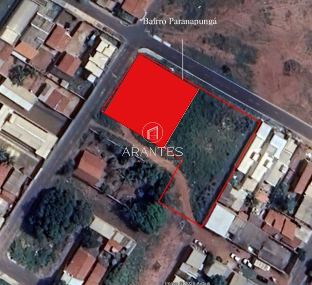 Dois terrenos de esquina – 600 m² – Bairro Paranapunguá – Em frente à praça