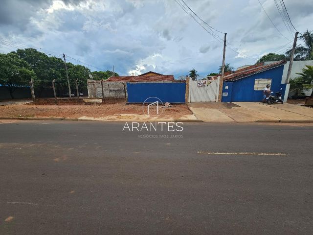 Terreno de esquina bem localizado