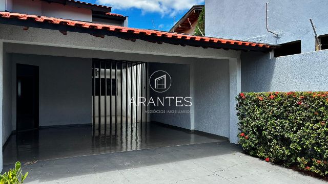 Casa de esquina, 3 quartos (1 suíte), 4 vagas – Santos Dumont – Área gourmet com piscina