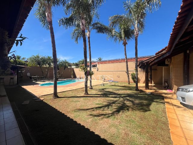 CASA À VENDA COM AMPLO ESPAÇO NO BAIRRO SANTOS DUMONT