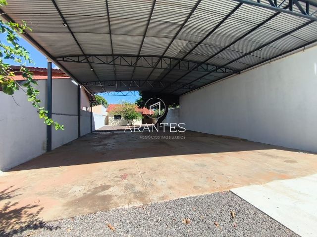 Galpão comercial, com casa de 3 quartos aos fundos