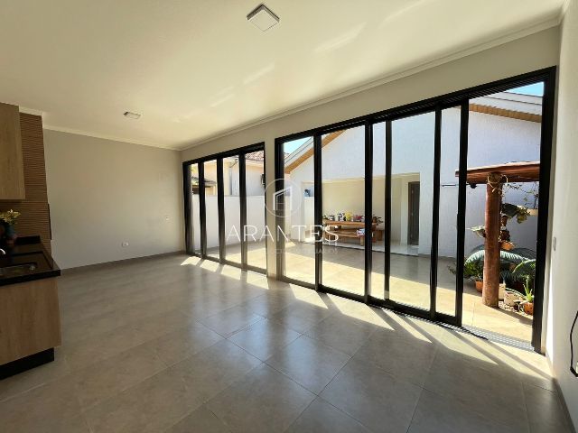 CASA À VENDA COM EXCELENTE LOCALIZAÇÃO